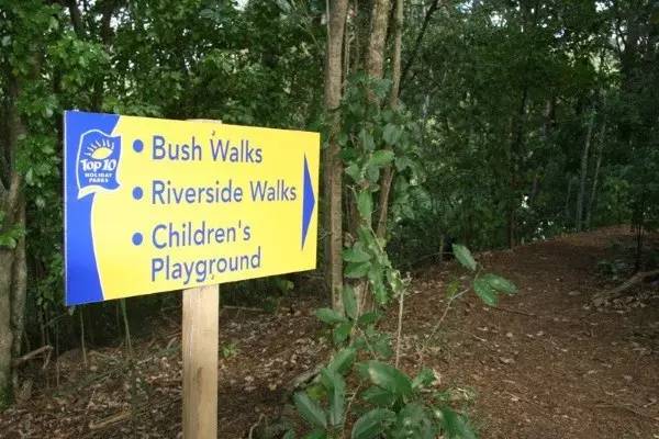 Whangarei Top 10营地旁的灌木小路